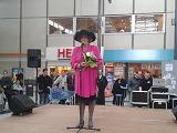 Foto: Net als...Koningin Beatrix opende de vrijmarkt in Winkelcentrum Schalkwijk te Haarlem!