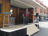 Foto: Bart van Loon nam de presentatie voor zich deze dag en zong enkele nummers om de mensen op te warmen