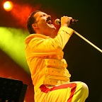 Een foto van de lookalike van Freddie Mercury