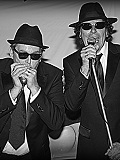 Een foto van de lookalike van The Blues Brothers